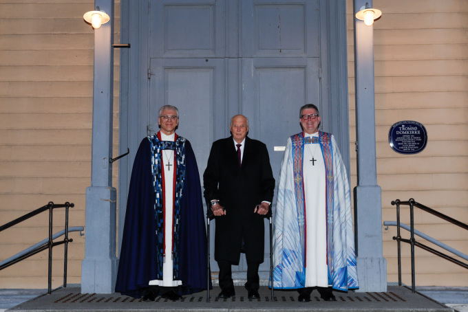 Kongen sammen med preses Olav Fykse Tveit og biskop Stig Lægdene. Foto: Rune Stoltz Bertinussen / NTB